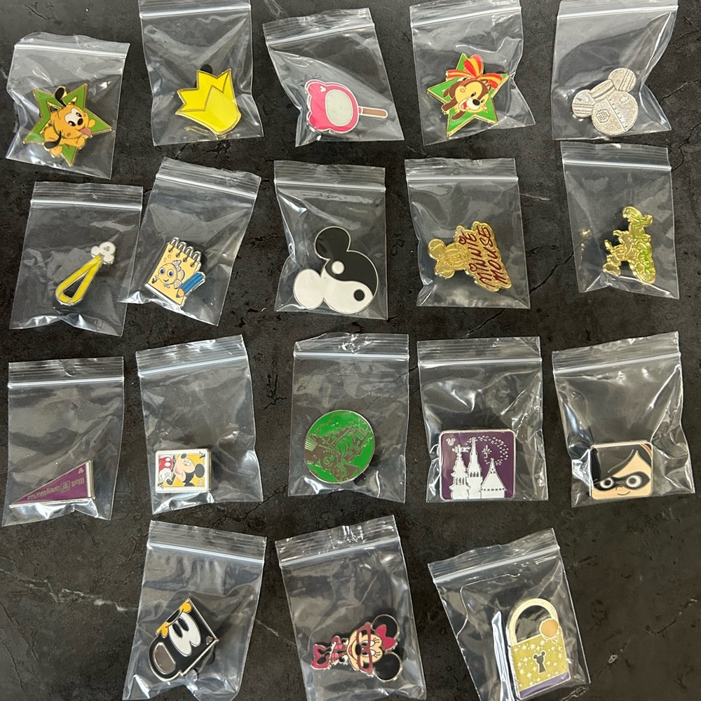 18 Disney Pins
